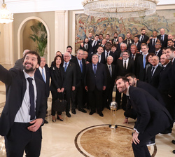 Su Majestad el Rey posa para el habitual selfi de campeones de Sergio Llull