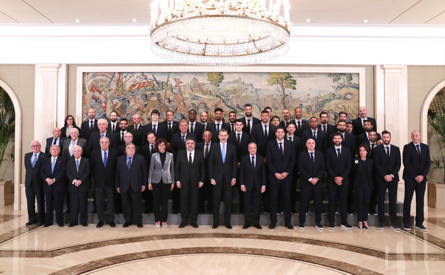 Fotografía de grupo de Su Majestad el Rey junto a los asistentes a la audiencia del Real Madrid y las autoridades