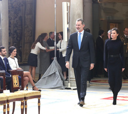 Sus Majestades los Reyes a su entrada al Patio de los Borbones