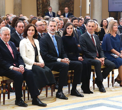 Sus Majestades los Reyes en primera fila de asientos