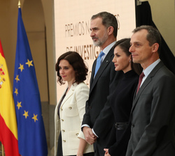 Sus Majestades los Reyes junto a las autoridades para realizar la entrega de los galardones