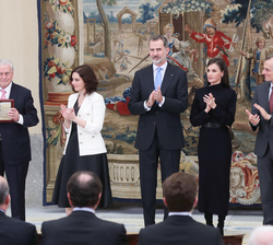 Sus Majestades los Reyes y las autoridades junto a Valentín Fuster Carulla, Premio Nacional “Gregorio Marañón” de Medicina