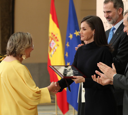 Su Majestad la Reina hace la entrega del galardón a Ángela Nieto Toledano, Premio Nacional “Santiago Ramón y Cajal” de Biología