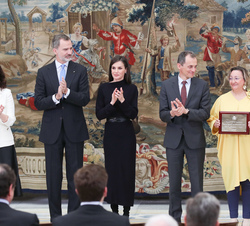 Sus Majestades los Reyes y las autoridades junto a Ángela Nieto Toledano, Premio Nacional “Santiago Ramón y Cajal” de Biología