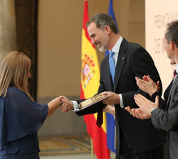 Su Majestad el Rey hace la entrega del galardón a Susana Marcos Celestino, Premio Nacional “Leonardo Torres Quevedo” de Ingenierías