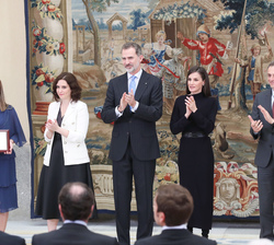 Sus Majestades los Reyes y las autoridades junto a Susana Marcos Celestino, Premio Nacional “Leonardo Torres Quevedo” de Ingenierías