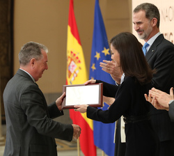 Su Majestad la Reina hace la entrega del galardón a Manuel Francisco Carreiras Valiña, Premio Nacional “Pascual Madoz” de Derecho y Cienci