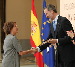 Su Majestad el Rey hace la entrega del galardón a Mercedes García-Arenal Rodríguez, Premio Nacional “Ramón Menéndez Pidal” de Humanidades