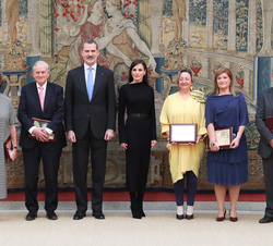 Sus Majestades los Reyes junto a los premiados