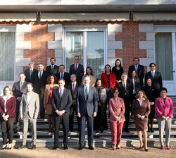 Su Majestad el Rey y los miembros del Ejecutivo, antes de comenzar la reunión del Consejo de Ministros