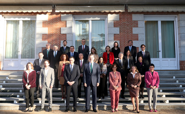Su Majestad el Rey y los miembros del Ejecutivo, antes de comenzar la reunión del Consejo de Ministros