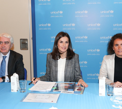 Su Majestad la Reina junto al presidente de UNICEF Comité Español, Gustavo Suárez  y la directora de Marketing y Captación de Fondos, Marta Montiel