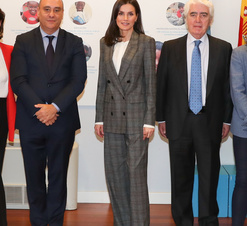 Su Majestad la Reina junto al presidente de UNICEF Comité Español, Gustavo Suárez Pertierra y al director ejecutivo de UNICEF Comité Español, Javier M