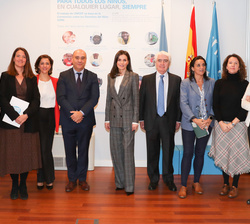 Su Majestad la Reina junto a los asistentes a la reunión de trabajo con UNICEF