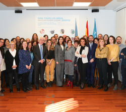 Su Majestad la Reina con los asistentes a la reunión de trabajo y empleados de UNICEF