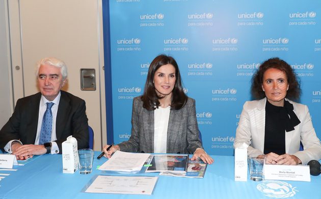 Su Majestad la Reina junto al presidente de UNICEF Comité Español, Gustavo Suárez  y la directora de Marketing y Captación de Fondos, Marta Montiel