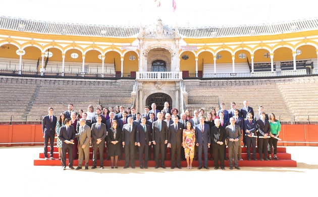 Su Majestad el Rey junto a los premiados