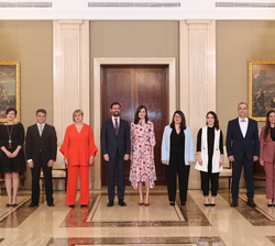 Su Majestad la Reina acompañada de una representación de la Federación de Asociaciones de Celiacos FACE