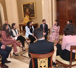 Doña Letizia conoce de primera mano informaciones y detalles de la Federeración de Asociaciones de Celíacos