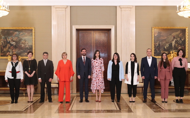 Su Majestad la Reina acompañada de una representación de la Federación de Asociaciones de Celiacos FACE