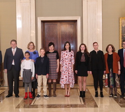 Doña Letizia acompañada de una representación de la Asociación "Visual TEAF"