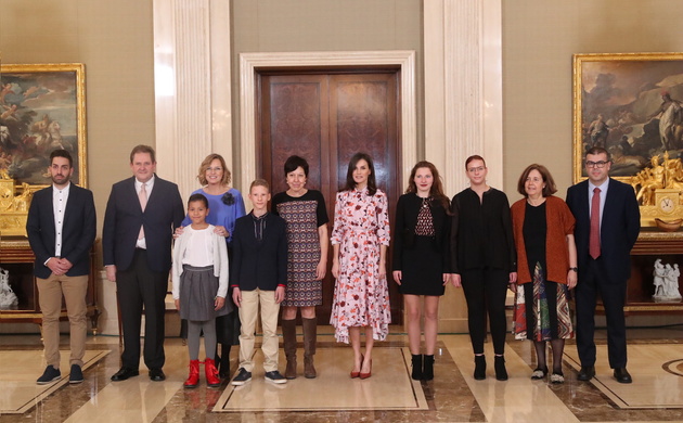 Doña Letizia acompañada de una representación de la Asociación "Visual TEAF"