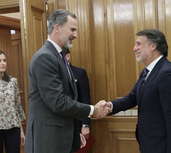 Sus Majestades los Reyes reciben el saludo del presidente del Consejo de Administración de Atresmedia, José Creuheras Margenat