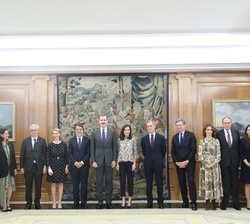 Sus Majestades los Reyes junto a los miembros del Consejo de Administración de Atresmedia