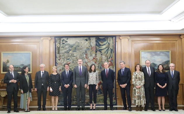 Sus Majestades los Reyes junto a los miembros del Consejo de Administración de Atresmedia