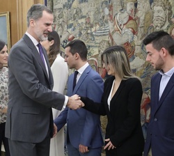 Sus Majestades los Reyes reciben el saludo de los representantes de Aldeas Infantiles SOS en España