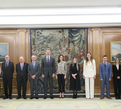 Sus Majestades los Reyes junto a los representantes de Aldeas Infantiles SOS en España