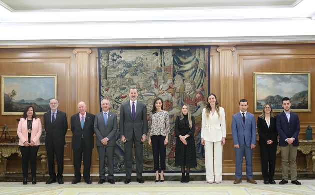 Sus Majestades los Reyes junto a los representantes de Aldeas Infantiles SOS en España