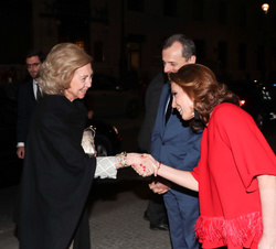 Su Majestad la Reina Doña Sofía recibe el saludo de la presidenta de la Fundación Callia, Carmen Reviriego