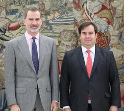 Su Majestad el Rey junto al presidente de la Cámara de Diputados de la República Federativa de Brasil, Rodrigo Maia