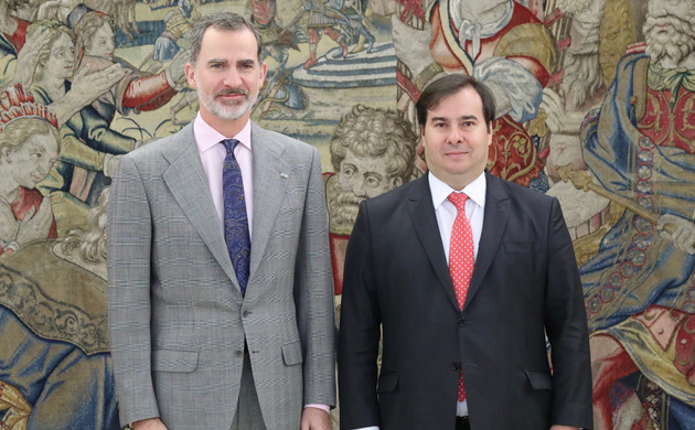 Su Majestad el Rey junto al presidente de la Cámara de Diputados de la República Federativa de Brasil, Rodrigo Maia