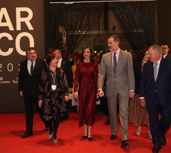 Sus Majestades los Reyes junto a las autoridades al inicio de su recorrido por la Feria