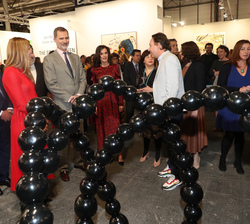Don Felipe y Doña Letizia contemplan una de la obras de la Feria