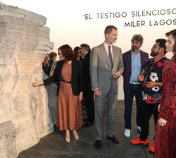 Sus Majestades los Reyes durante su recorrido por una de las obras expuestas
