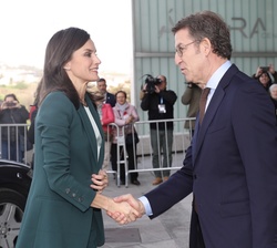A su llegada, Su Majestad la Reina recibe el saludo del presidente de la Xunta de Galicia, Alberto Núñez Feijóo