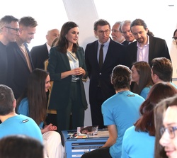 Doña Letizia conversa con los participantes en el taller de innovación para la resolución de problemas