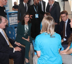 Conversación de la Reina con los participantes en el taller