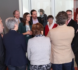 Doña Letizia conversa con los asistentes