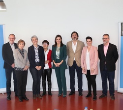 Doña Letizia con premiados de ediciones anteriores