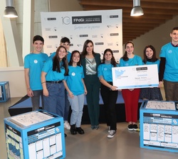 Su Majestad la Reina con el equipo ganador, la Escola de Arte e Superior de Deseño Pablo Picasso da Coruña
