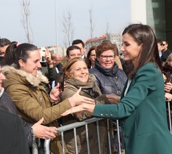Doña Letizia recibe el saludo de los vecinos de A Coruña al término del acto