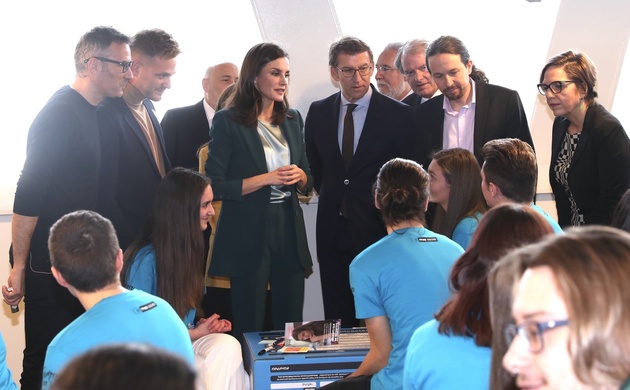 Doña Letizia conversa con los participantes en el taller de innovación para la resolución de problemas