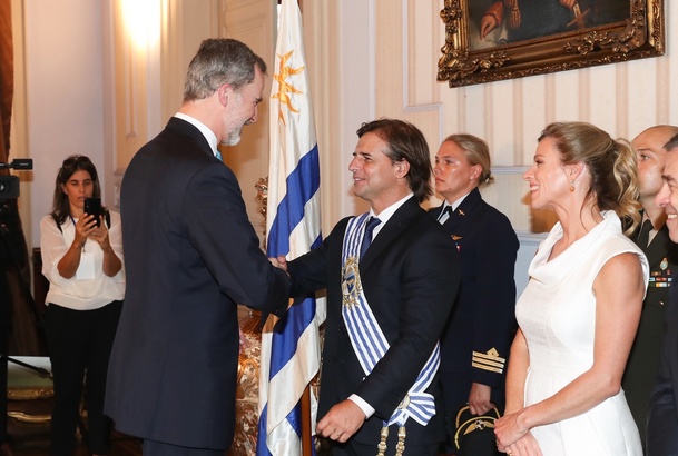 Su Majestad el Rey saluda al ya nuevo Presidente de la República Oriental del Uruguay, Su Excelencia Luis Lacalle Pou