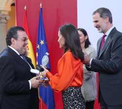 Su Majestad la Reina hace entrega del galardón en la categoría de Acción Social a la ONCE. Recoge el galardón Miguel Carballeda