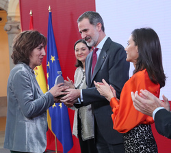 Su Majestad el Rey entrega el galardón en la categoría de Deportes que corresponde a Carolina Marín. Recoge en su nombre la presidente del Consejo Sup