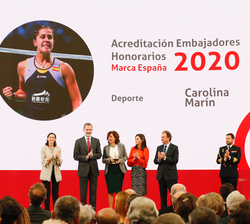 Sus Majestades los Reyes tras la entrega del galardón en la categoría de Deportes, concedido a Carolina Marín